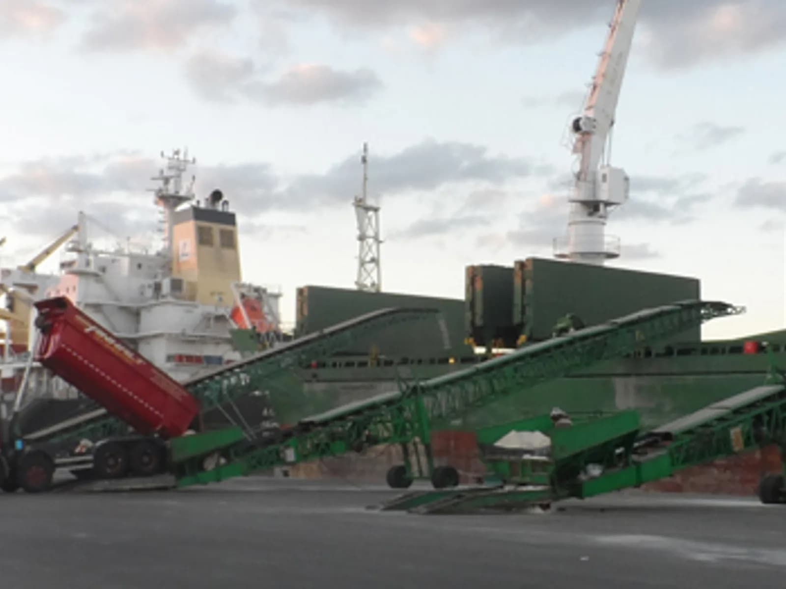 Dry bulk vessels